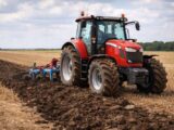 Jaki traktor wybrać do orki na 10–20 hektarach